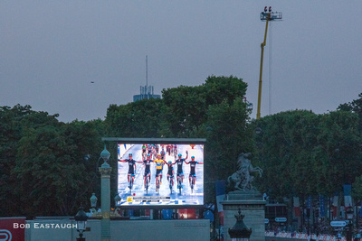 Place de la Concorde screen shows Team Sky riders crossing the finish together